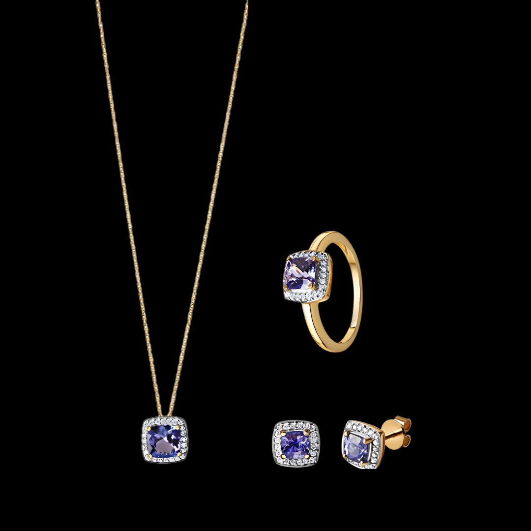 Ein Schmuckset bestehend aus einer goldenen Kette mit eckigem Anhänger, einem goldenen Ring mit passendem eckigen Stein sowie einem Paar Ohrstecker – alle Schmuckstücke mit violettem, quadratischem Stein und kleiner Zierstein-Umrahmung. Schwarzer Hintergrund, der den edlen Charakter des Sets betont.