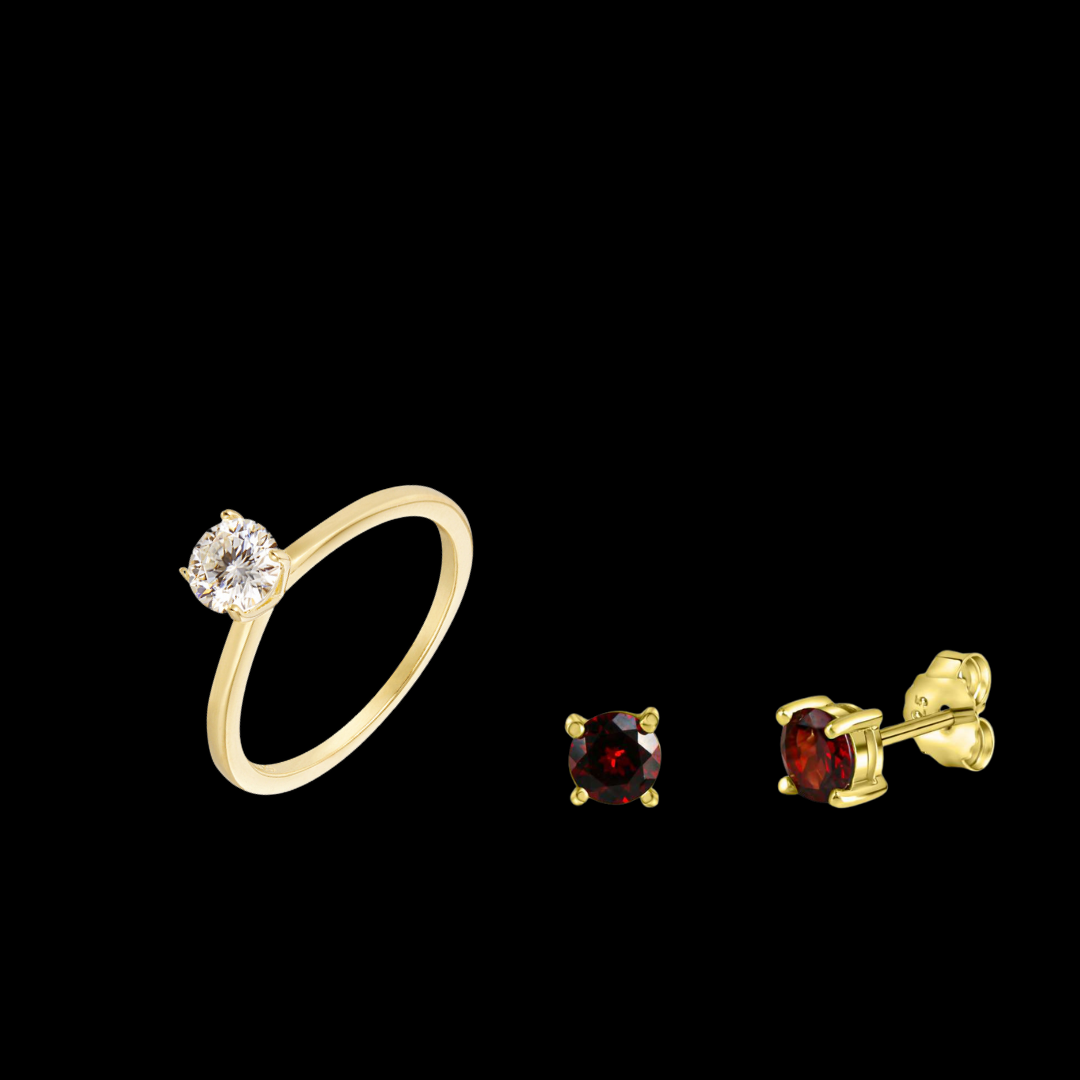 Auf schwarzem Hintergrund ist links ein goldener Ring mit einem großen, klaren Stein abgebildet. Daneben befindet sich ein Paar goldene Ohrstecker, beide mit runden, roten Steinen. Die Schmuckstücke sind klassisch und minimalistisch designt.