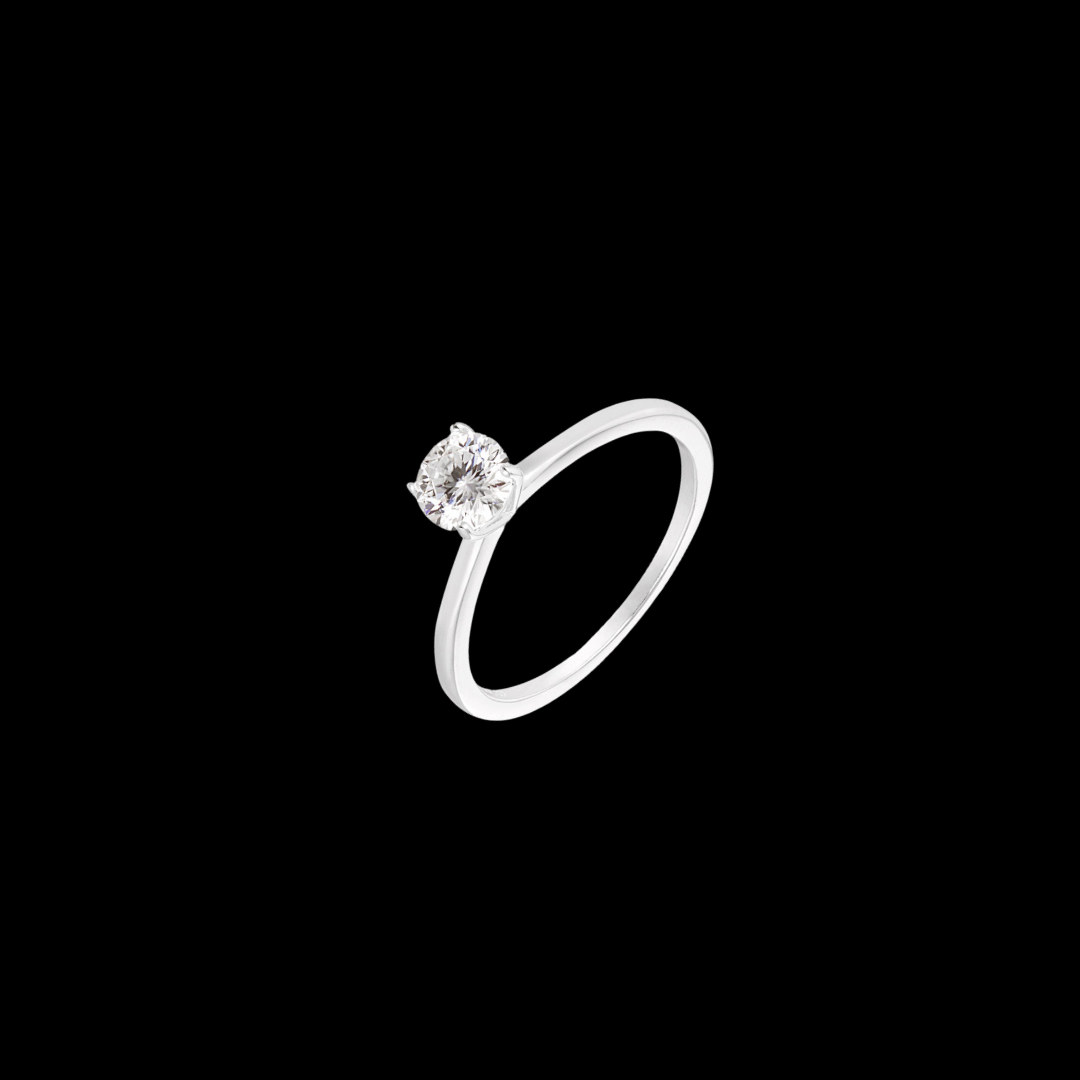 Silberner Ring mit einem einzelnen, funkelnden, klaren Solitärstein in einer klassischen Krappenfassung. Der Ring steht einzeln vor schwarzem Hintergrund.